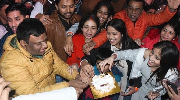 राजधानी में नए वर्ष का जश्न मनाते लोग।