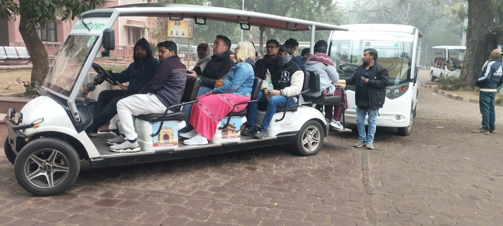 सी एन जी पार्किंग में खड़ी गोल्फ कार्ट फोटो संवाद