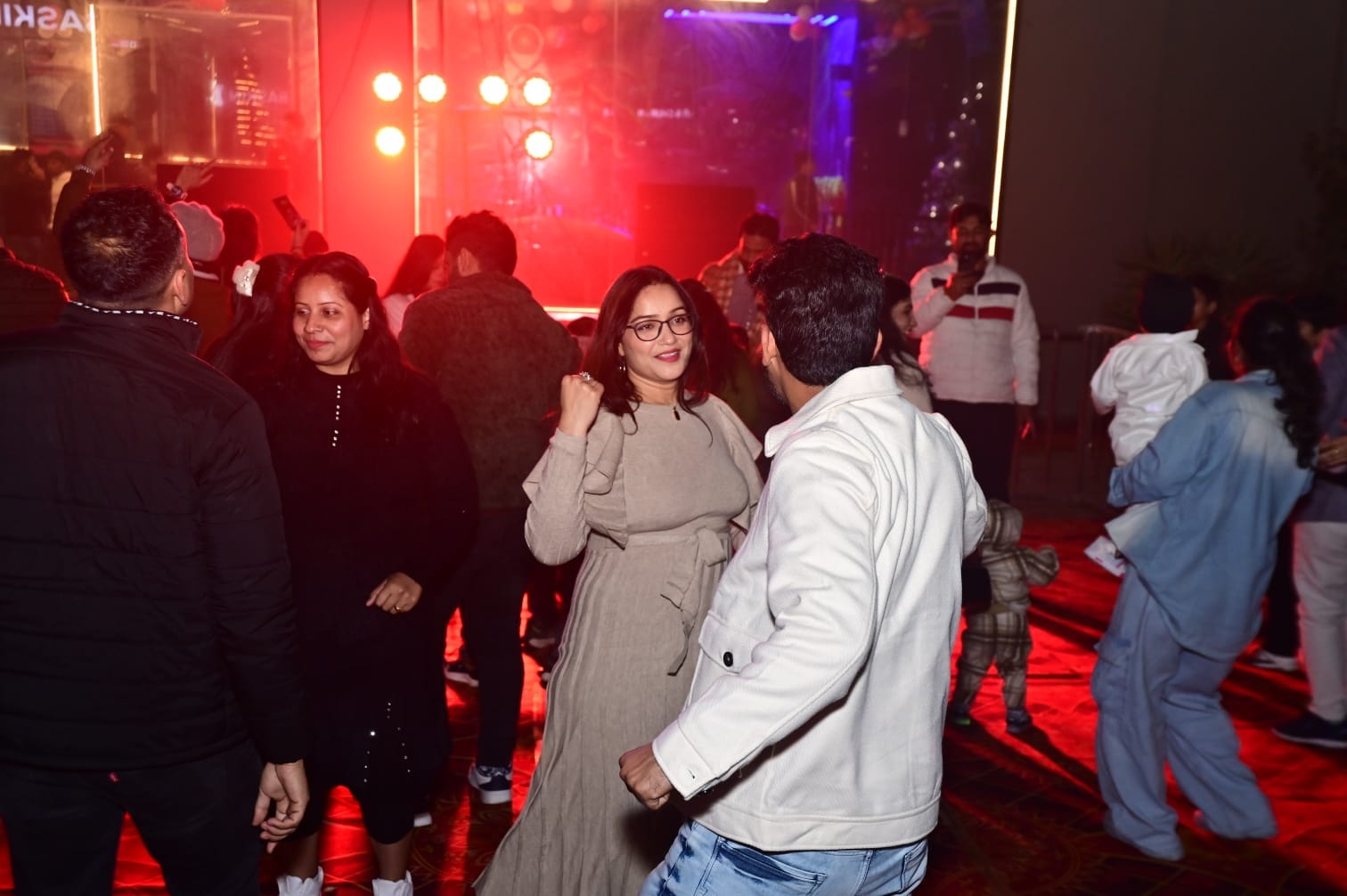 सोनीपत के मुरथल स्थित ढाबे पर नववर्ष पर आयोजित कार्यक्रम में नाचते शहरवासी सोनीपत के मुरथल स्थित ढाबे पर नववर्ष पर आयोजित कार्यक्रम में नाचते शहरवासी