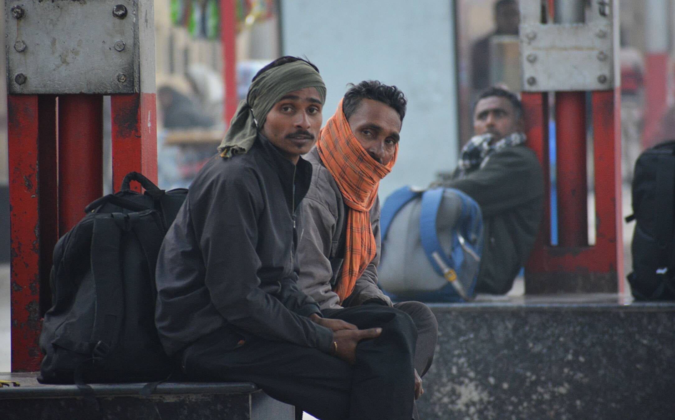 स्टेशन पर बैठे यात्री। स्टेशन पर बैठे यात्री।