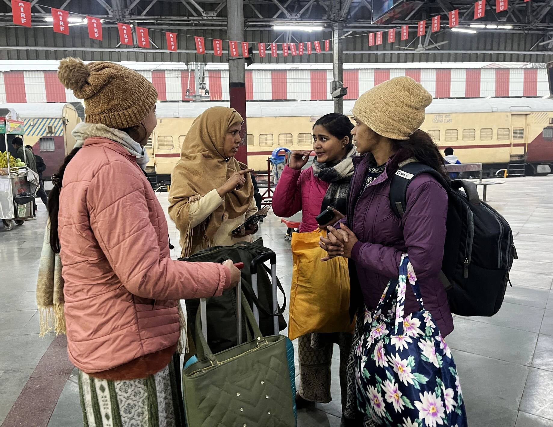 स्टेशन पर बैठे यात्री। स्टेशन पर बैठे यात्री।