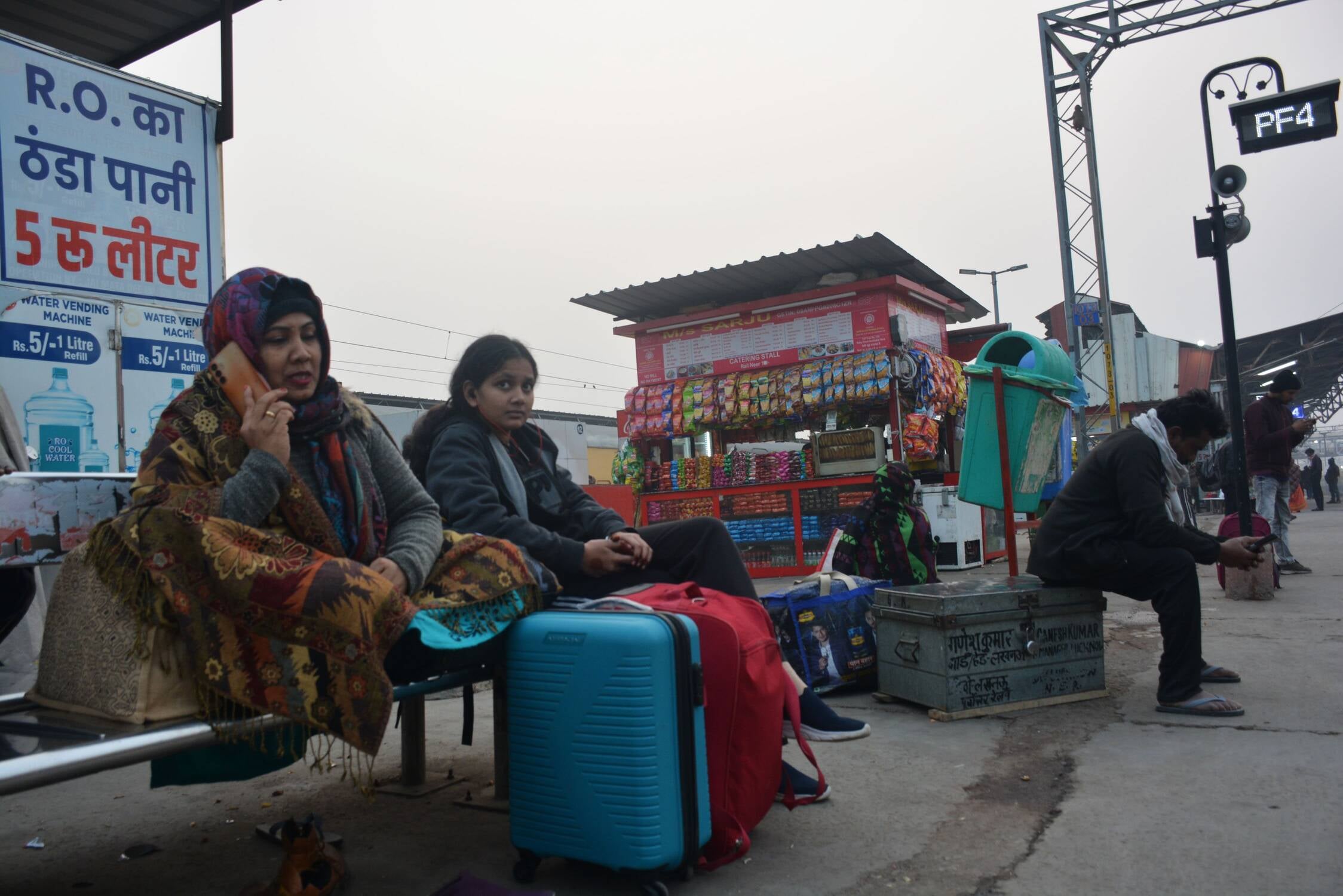 स्टेशन पर बैठे यात्री। स्टेशन पर बैठे यात्री।