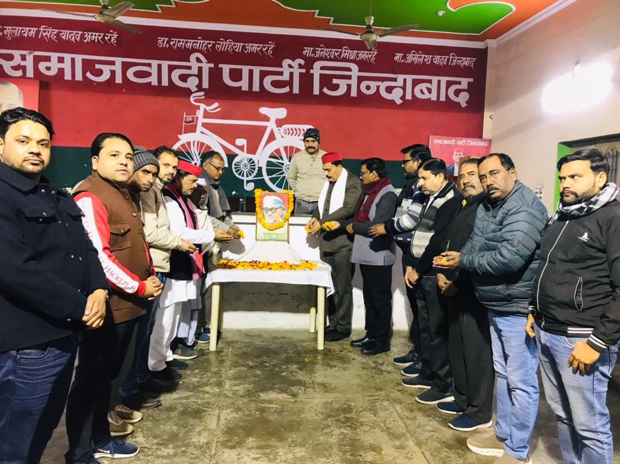 शाहजहांपुर में ओसीएफ के मुख्य गेट पर विरोध दिवस मनाते प्रतिरक्षा कर्मचारी यूनियन के पदाधिकारी। शाहजहांपुर में ओसीएफ के मुख्य गेट पर विरोध दिवस मनाते प्रतिरक्षा कर्मचारी यूनियन के पदाधिकारी।