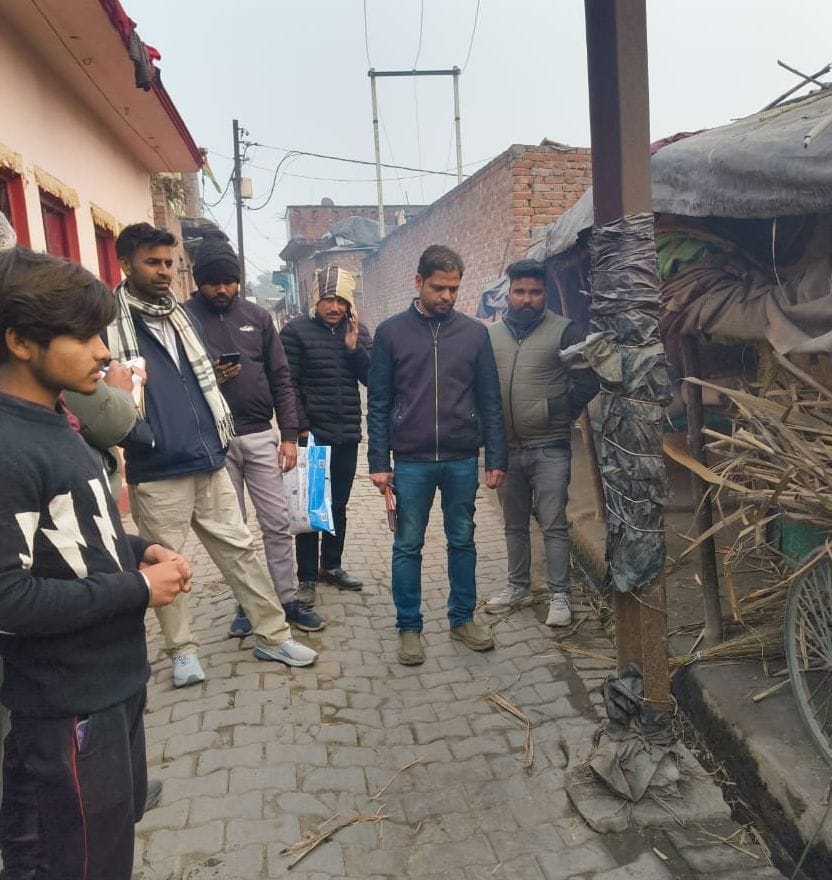 शाहजहांपुर में ओसीएफ के मुख्य गेट पर विरोध दिवस मनाते प्रतिरक्षा कर्मचारी यूनियन के पदाधिकारी। शाहजहांपुर में ओसीएफ के मुख्य गेट पर विरोध दिवस मनाते प्रतिरक्षा कर्मचारी यूनियन के पदाधिकारी।