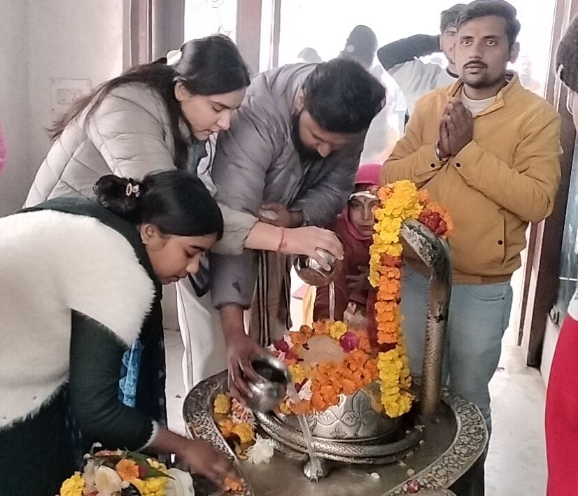 शाहजहांपुर में शहीद उद्यान में नव वर्ष पर धूप खिलने पर मस्ती करते बच्चे। संवाद शाहजहांपुर में शहीद उद्यान में नव वर्ष पर धूप खिलने पर मस्ती करते बच्चे। संवाद
