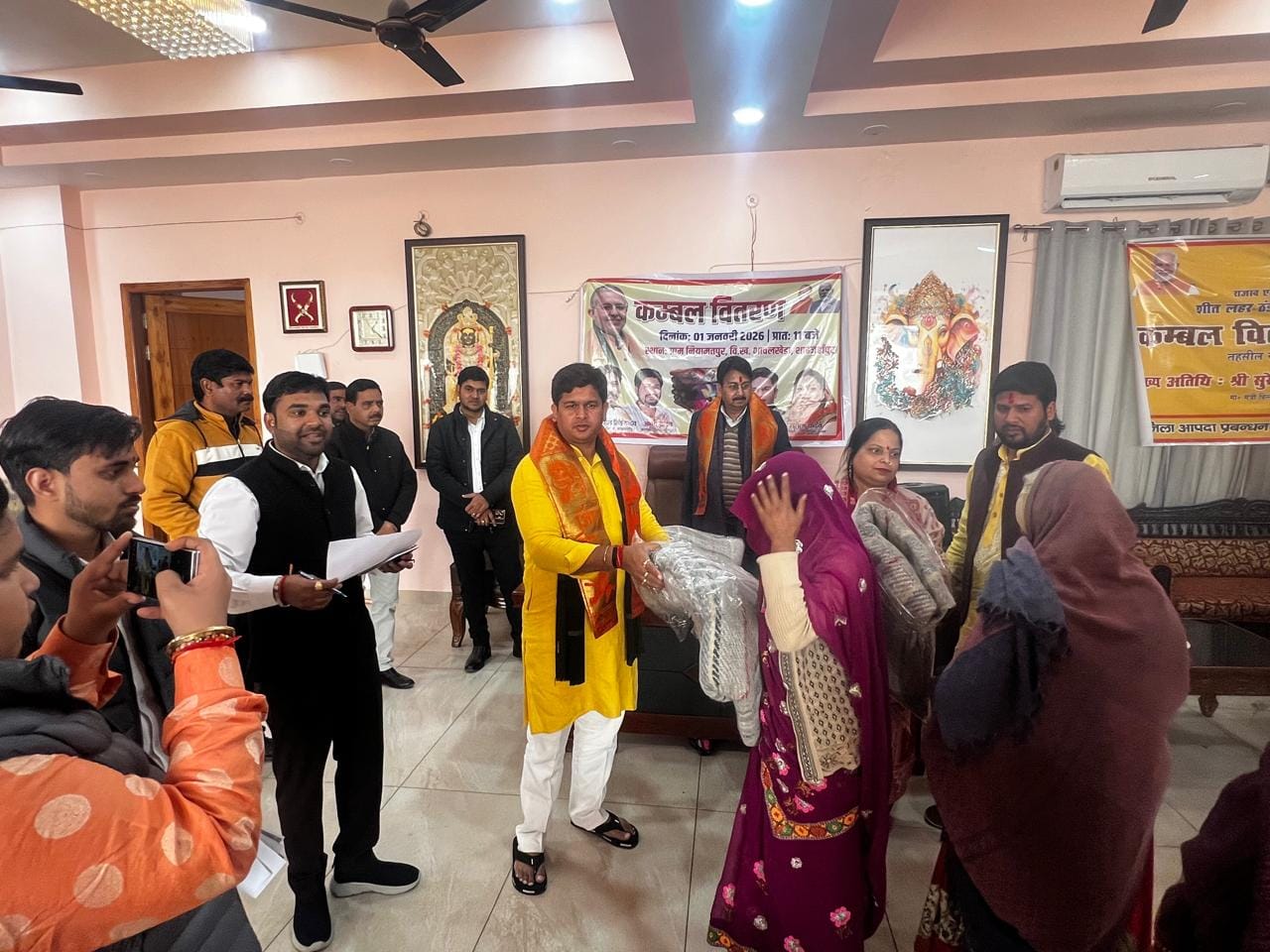 शाहजहांपुर में शहीद उद्यान में नव वर्ष पर धूप खिलने पर मस्ती करते बच्चे। संवाद शाहजहांपुर में शहीद उद्यान में नव वर्ष पर धूप खिलने पर मस्ती करते बच्चे। संवाद