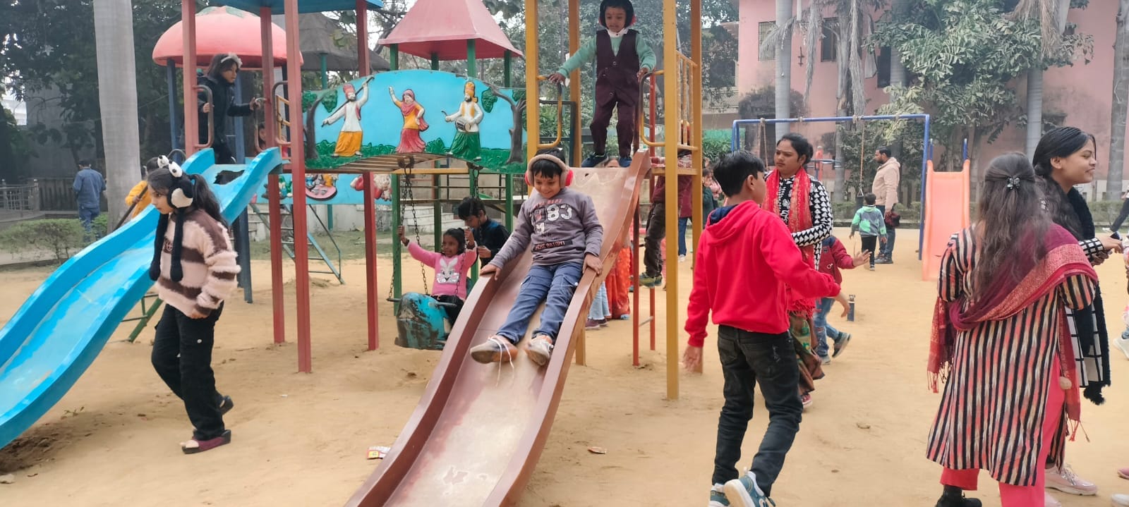 शाहजहांपुर में शहीद उद्यान में नव वर्ष पर धूप खिलने पर मस्ती करते बच्चे। संवाद शाहजहांपुर में शहीद उद्यान में नव वर्ष पर धूप खिलने पर मस्ती करते बच्चे। संवाद