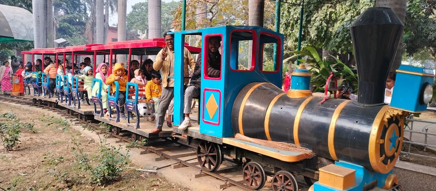 शाहजहांपुर में शहीद उद्यान में नव वर्ष पर धूप खिलने पर मस्ती करते बच्चे। संवाद शाहजहांपुर में शहीद उद्यान में नव वर्ष पर धूप खिलने पर मस्ती करते बच्चे। संवाद