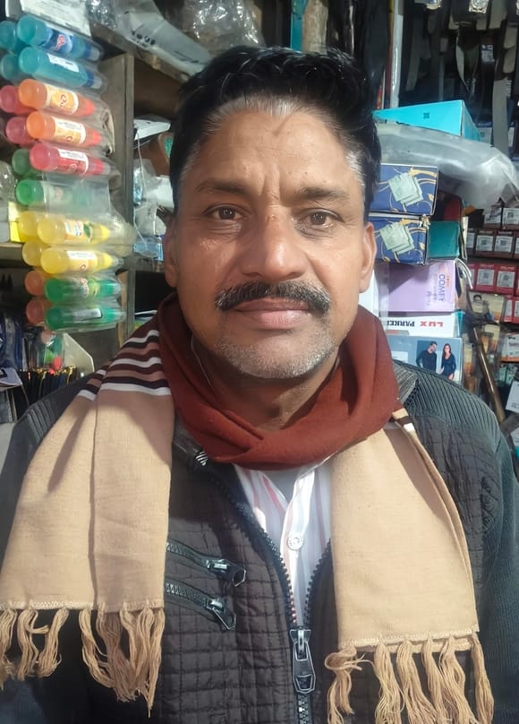 दुकान पर सजे ग्रीटिंग कार्ड। संवाद दुकान पर सजे ग्रीटिंग कार्ड। संवाद