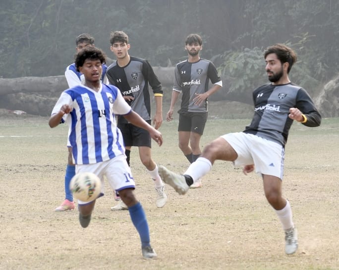 दिलकुशा ग्राउंड में खेले गए मैच के दाैरान गेंद के लिए संघर्ष करते फाॅल्कंस और वुल्फ के खिलाड़ी