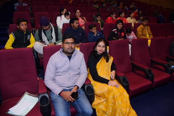 उत्तर प्रदेश संस्कृत संस्थान के 50वें स्थापना दिवस पर आयोजित कार्यक्रम में शामिल लोग।