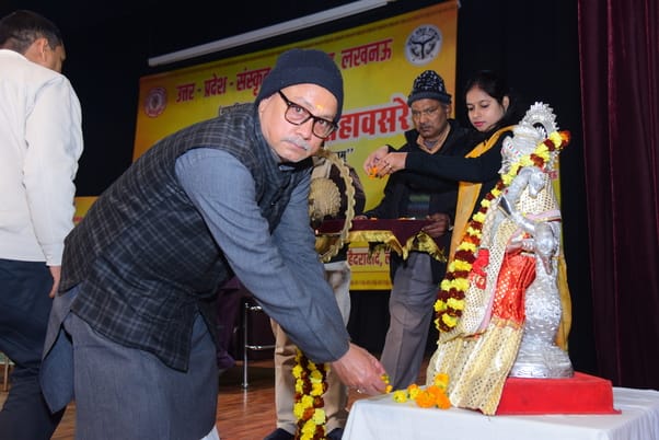 उत्तर प्रदेश संस्कृत संस्थान के 50वें स्थापना दिवस पर आयोजित कार्यक्रम में शामिल लोग।