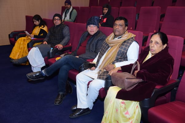 उत्तर प्रदेश संस्कृत संस्थान के 50वें स्थापना दिवस पर आयोजित कार्यक्रम में शामिल लोग।