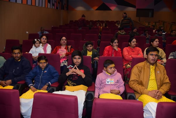 उत्तर प्रदेश संस्कृत संस्थान के 50वें स्थापना दिवस पर आयोजित कार्यक्रम में शामिल लोग।