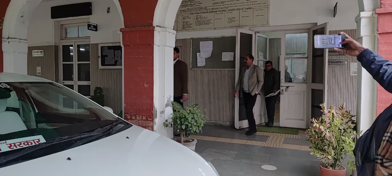 वार्डों के ड्रा नहीं निकलने के बाद कार्यालय से बाहर आते हुए एसडीएम दर्शन कुमार व निगम संयुक्त आ वार्डों के ड्रा नहीं निकलने के बाद कार्यालय से बाहर आते हुए एसडीएम दर्शन कुमार व निगम संयुक्त आ