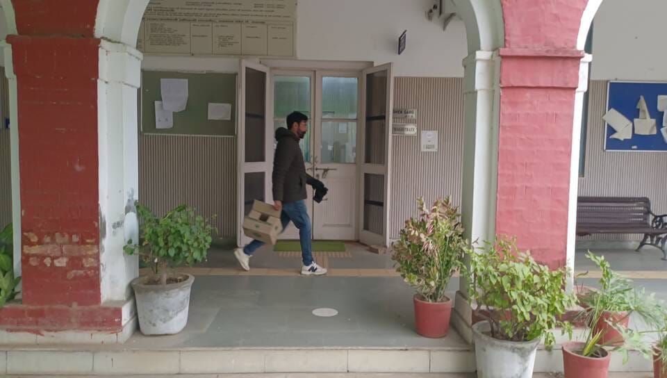 वार्डों के ड्रा नहीं निकलने के बाद कार्यालय से बाहर आते हुए एसडीएम दर्शन कुमार व निगम संयुक्त आ वार्डों के ड्रा नहीं निकलने के बाद कार्यालय से बाहर आते हुए एसडीएम दर्शन कुमार व निगम संयुक्त आ