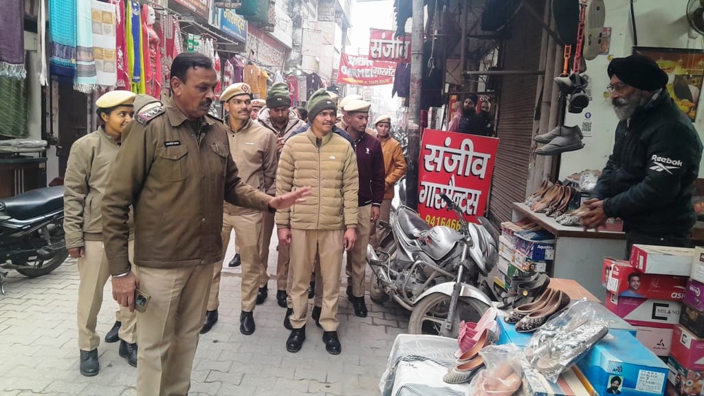 व्यासपुर में दुकानों के बाहर रखें समान को दुकानों के अंदर रखने के निर्देश देते एसएचओ। संवाद व्यासपुर में दुकानों के बाहर रखें समान को दुकानों के अंदर रखने के निर्देश देते एसएचओ। संवाद