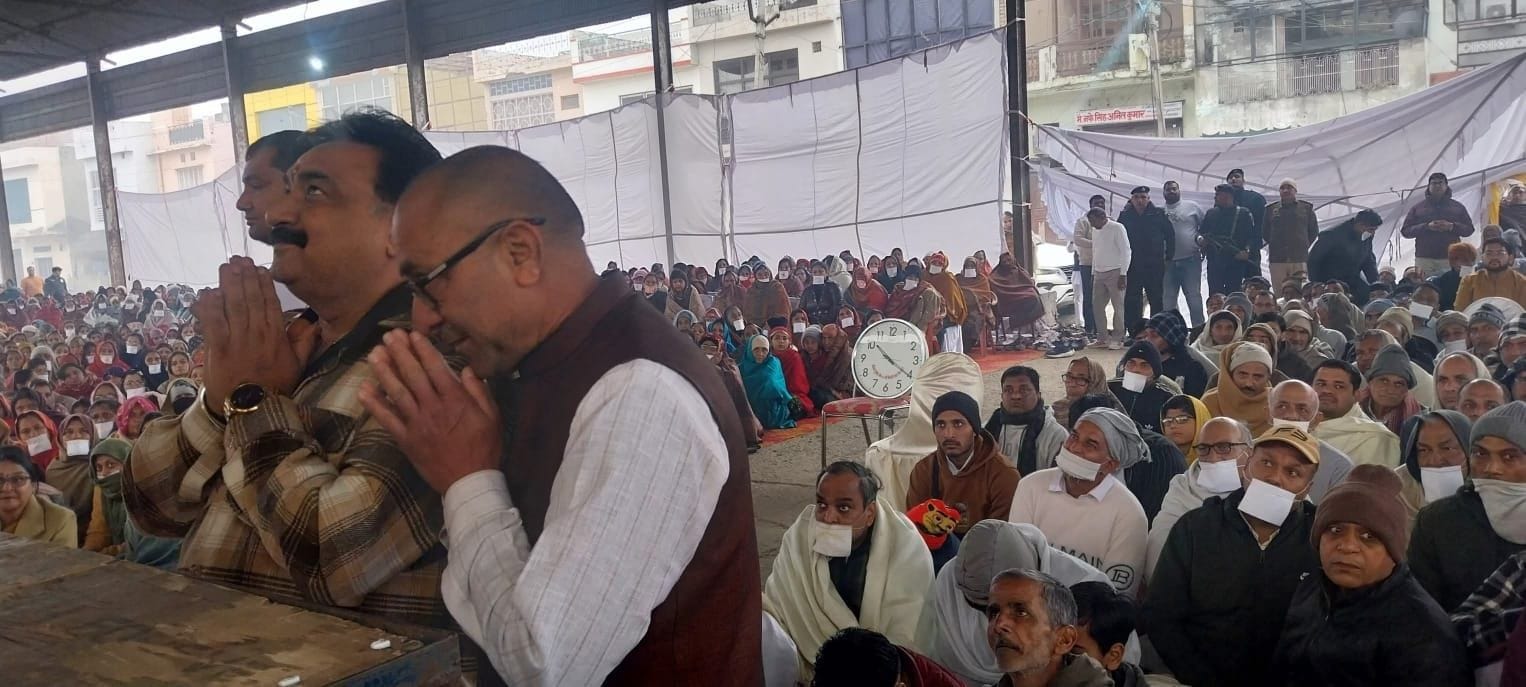 01जेएनडी10: नशा न करने का संकल्प लेते हुए दोनों हाथ खड़े कर श्रद्धालु। स्रोतस्थानक। 01जेएनडी10: नशा न करने का संकल्प लेते हुए दोनों हाथ खड़े कर श्रद्धालु। स्रोतस्थानक।