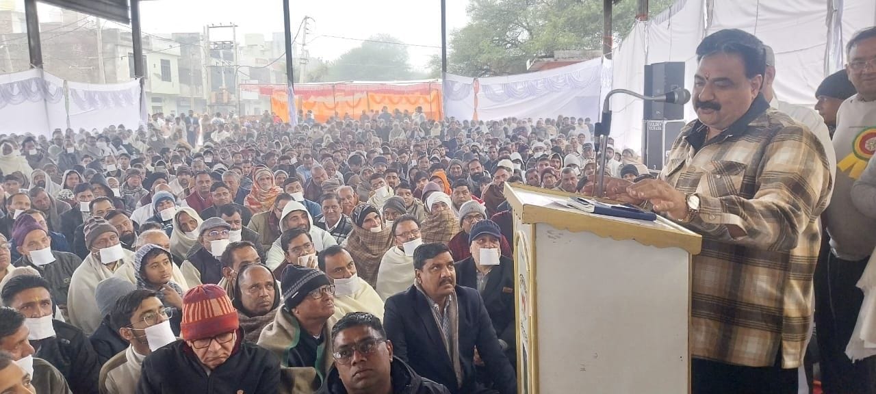 01जेएनडी10: नशा न करने का संकल्प लेते हुए दोनों हाथ खड़े कर श्रद्धालु। स्रोतस्थानक। 01जेएनडी10: नशा न करने का संकल्प लेते हुए दोनों हाथ खड़े कर श्रद्धालु। स्रोतस्थानक।