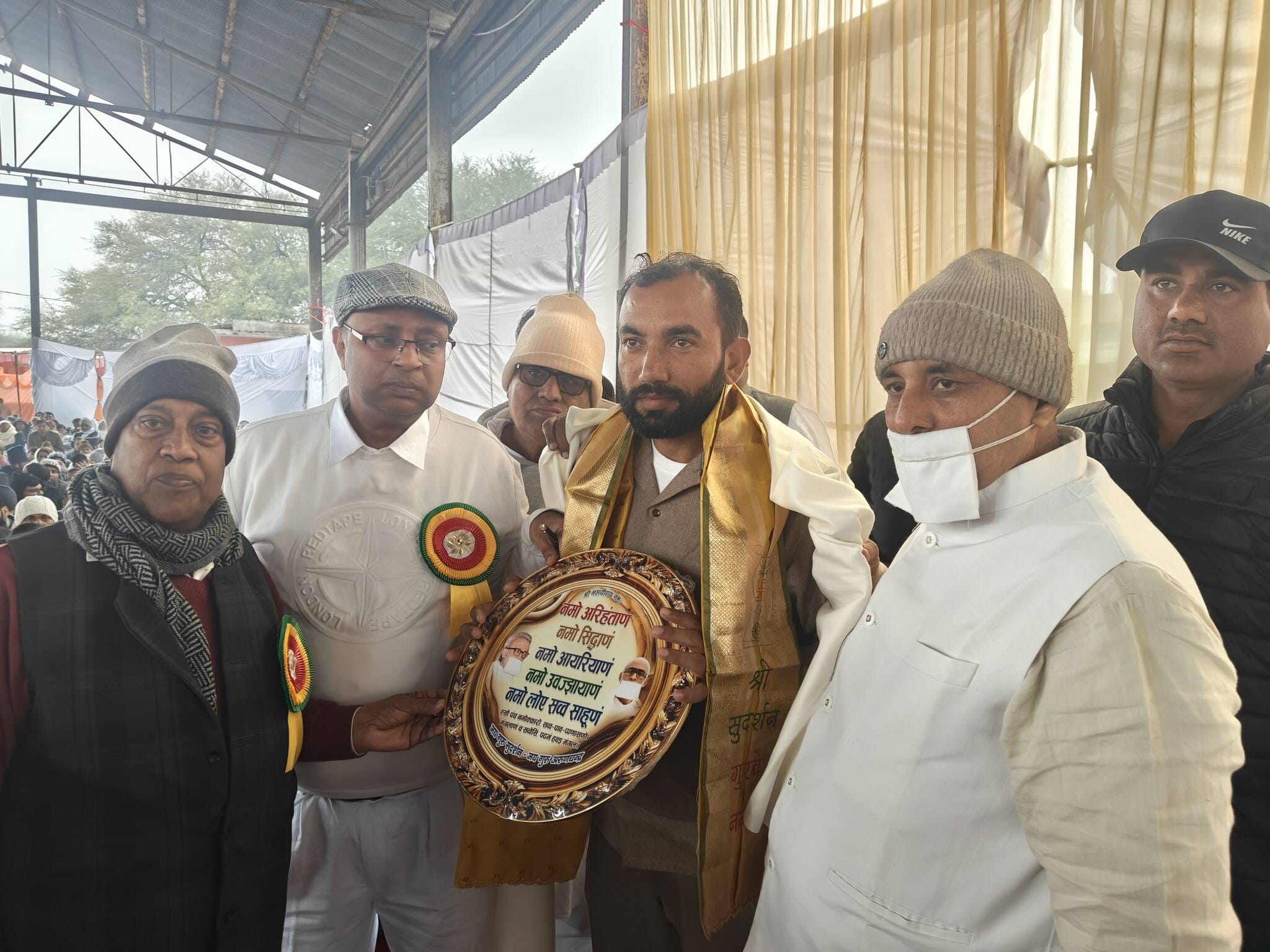 01जेएनडी10: नशा न करने का संकल्प लेते हुए दोनों हाथ खड़े कर श्रद्धालु। स्रोतस्थानक। 01जेएनडी10: नशा न करने का संकल्प लेते हुए दोनों हाथ खड़े कर श्रद्धालु। स्रोतस्थानक।