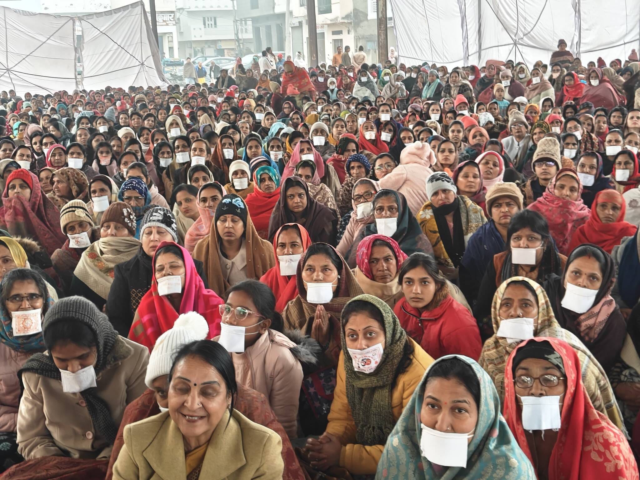 01जेएनडी10: नशा न करने का संकल्प लेते हुए दोनों हाथ खड़े कर श्रद्धालु। स्रोतस्थानक। 01जेएनडी10: नशा न करने का संकल्प लेते हुए दोनों हाथ खड़े कर श्रद्धालु। स्रोतस्थानक।