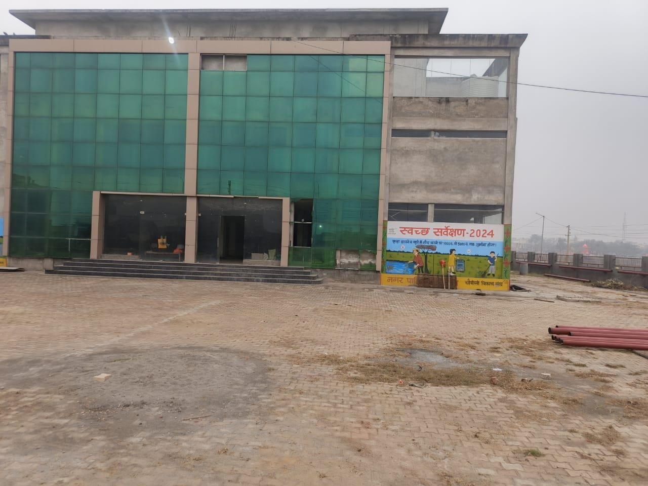 02जेएनडी10: सभागार की छत से गिर रही सिलिंग। संवाद