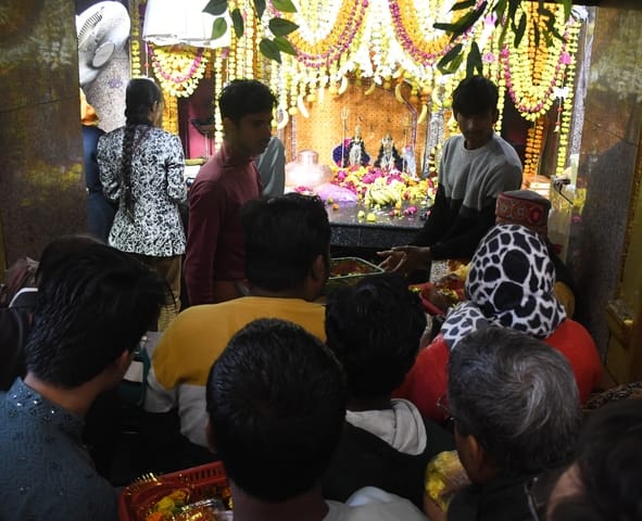 आस्था से सजी नववर्ष की सुबह आस्था से सजी नववर्ष की सुबह