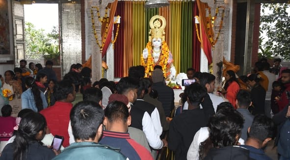 आस्था से सजी नववर्ष की सुबह आस्था से सजी नववर्ष की सुबह