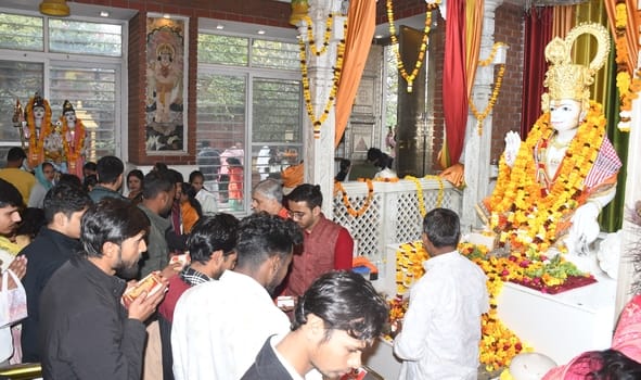 आस्था से सजी नववर्ष की सुबह आस्था से सजी नववर्ष की सुबह