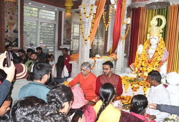 आस्था से सजी नववर्ष की सुबह आस्था से सजी नववर्ष की सुबह