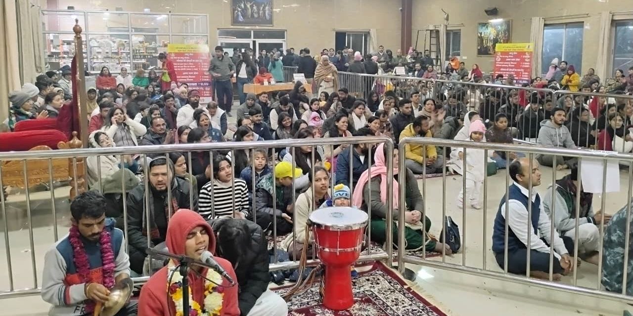 आशीर्वाद लेने इस्कॉन मंदिर पहुंचे भक्त