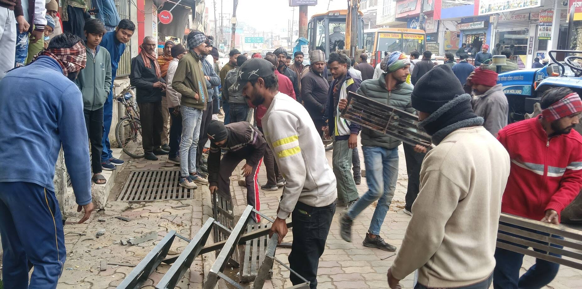 अतिक्रमण हटाओ अभियान के तहत सडक पर खडे वाहनों का चालान करती पुलिस। (मवाना) अतिक्रमण हटाओ अभियान के तहत सडक पर खडे वाहनों का चालान करती पुलिस। (मवाना)