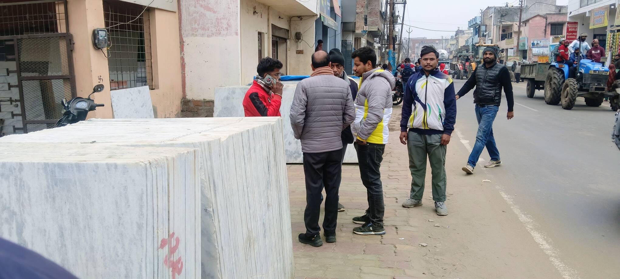 अतिक्रमण हटाओ अभियान के तहत सडक पर खडे वाहनों का चालान करती पुलिस। (मवाना) अतिक्रमण हटाओ अभियान के तहत सडक पर खडे वाहनों का चालान करती पुलिस। (मवाना)