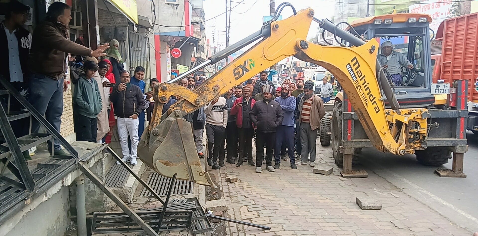 अतिक्रमण हटाओ अभियान के तहत सडक पर खडे वाहनों का चालान करती पुलिस। (मवाना) अतिक्रमण हटाओ अभियान के तहत सडक पर खडे वाहनों का चालान करती पुलिस। (मवाना)