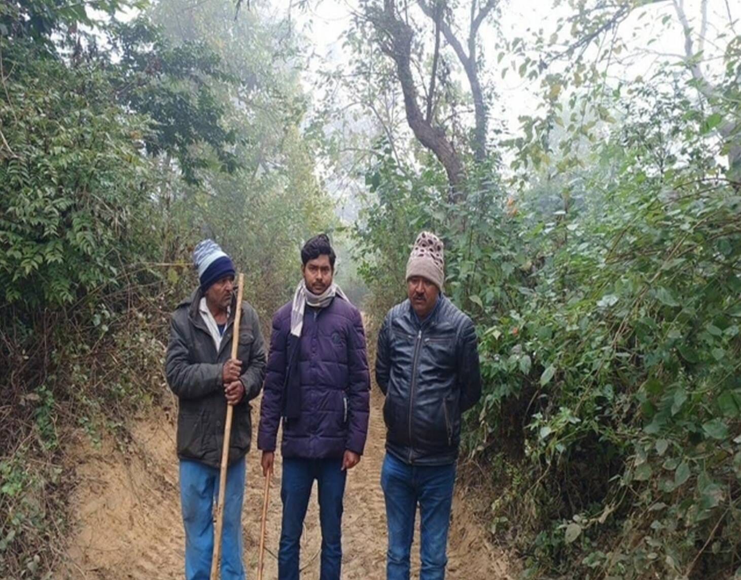 भुजेहरा चौराहे के पास तेंदुआ निकलने के बाद एकत्र ग्रामीण।