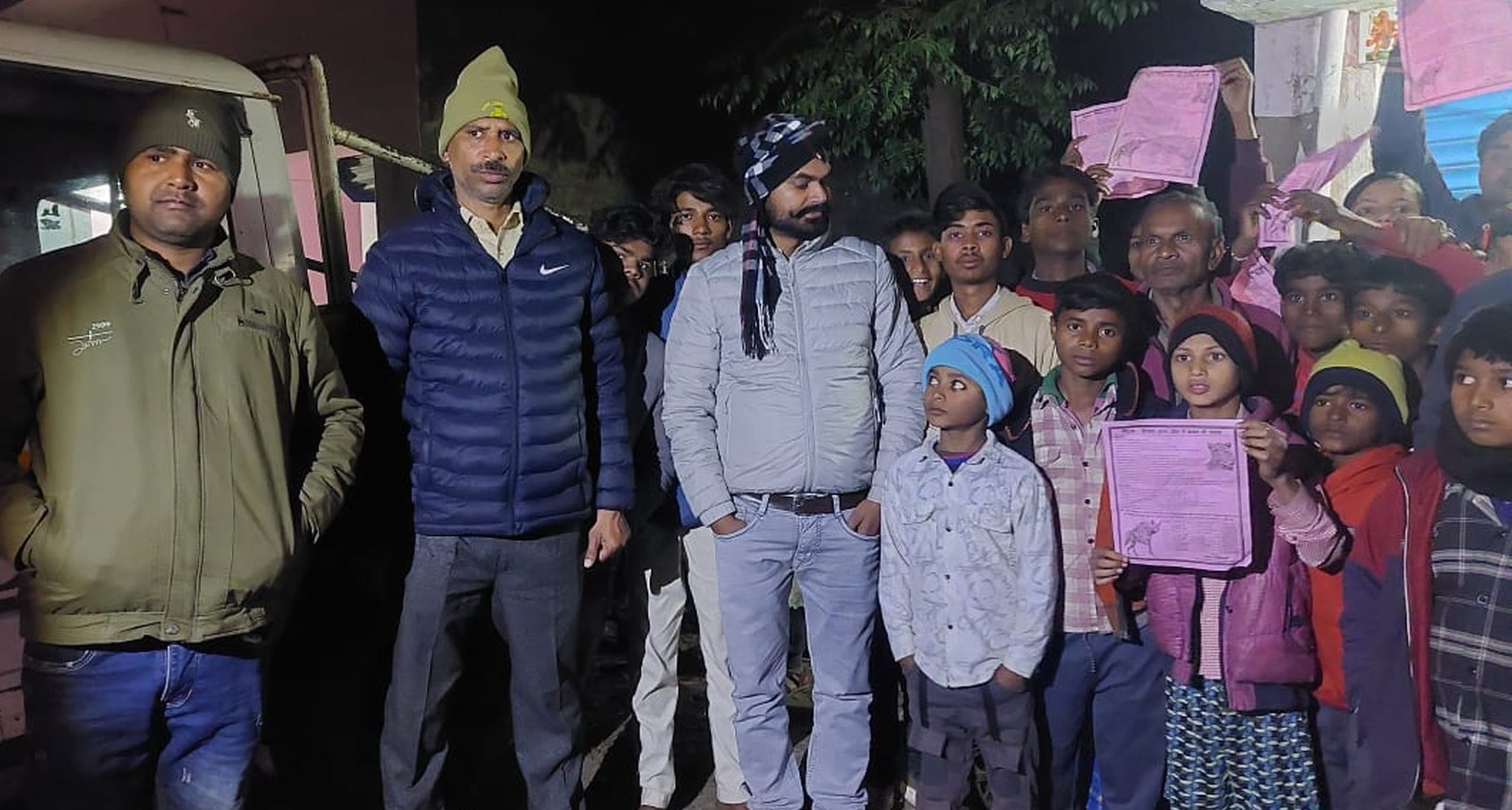 भुजेहरा चौराहे के पास तेंदुआ निकलने के बाद एकत्र ग्रामीण।