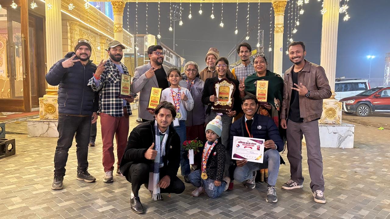 बिहार में अखिल भारतीय प्रतियोगिता में सर्वश्रेष्ठ नाटक चुने जाने पर खुशी मनाते अभिव्यक्ति ना बिहार में अखिल भारतीय प्रतियोगिता में सर्वश्रेष्ठ नाटक चुने जाने पर खुशी मनाते अभिव्यक्ति ना