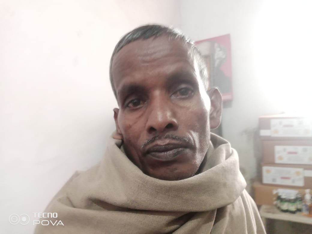 छोटे से कमरें में ओपीडी करते हुए डॉ. हरीलाल। संवाद