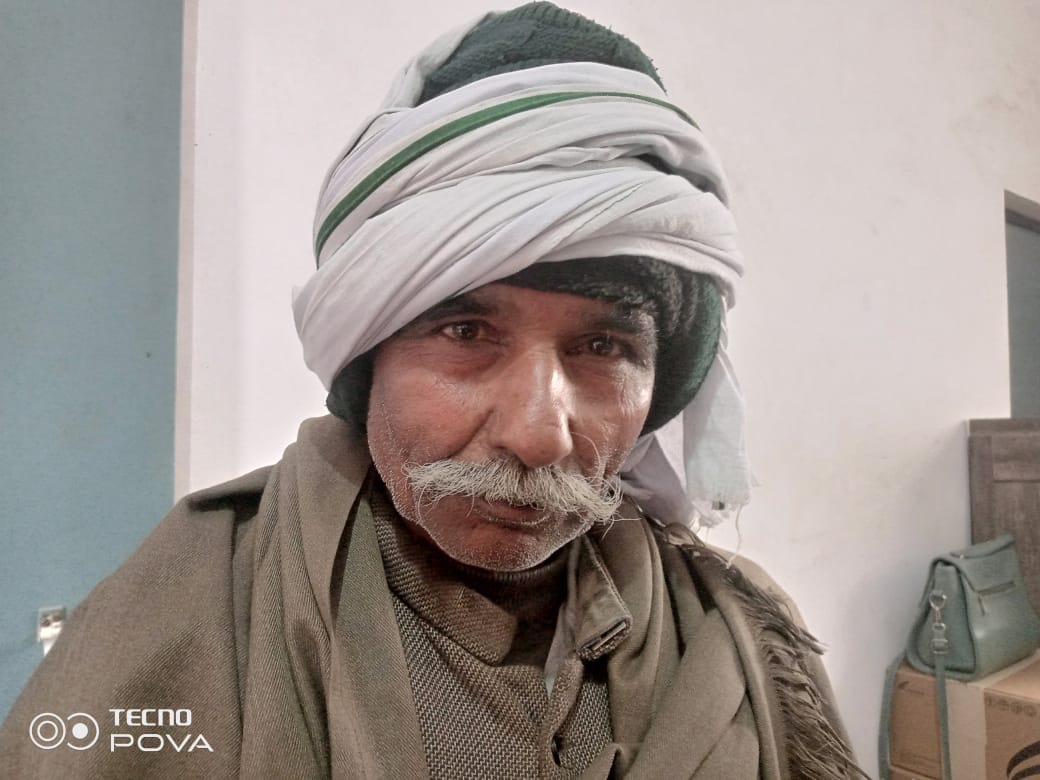 छोटे से कमरें में ओपीडी करते हुए डॉ. हरीलाल। संवाद