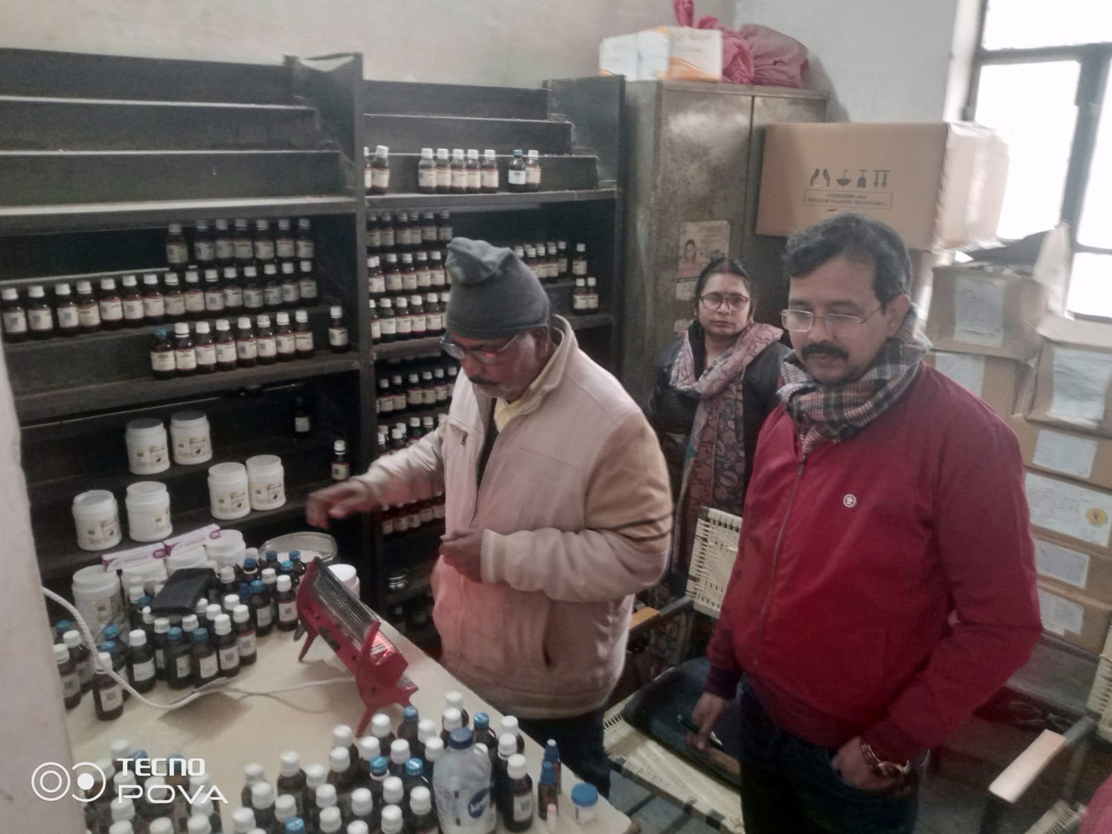 छोटे से कमरें में ओपीडी करते हुए डॉ. हरीलाल। संवाद