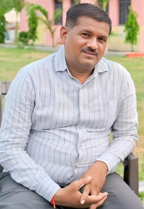 फोटो - 03 ऐरी रामपुरा में 20 दिन पहले बनी सड़क पर उखड़ी गिट्टी दिखाते ग्रामीण संत रामपाल व कल्य फोटो - 03 ऐरी रामपुरा में 20 दिन पहले बनी सड़क पर उखड़ी गिट्टी दिखाते ग्रामीण संत रामपाल व कल्य