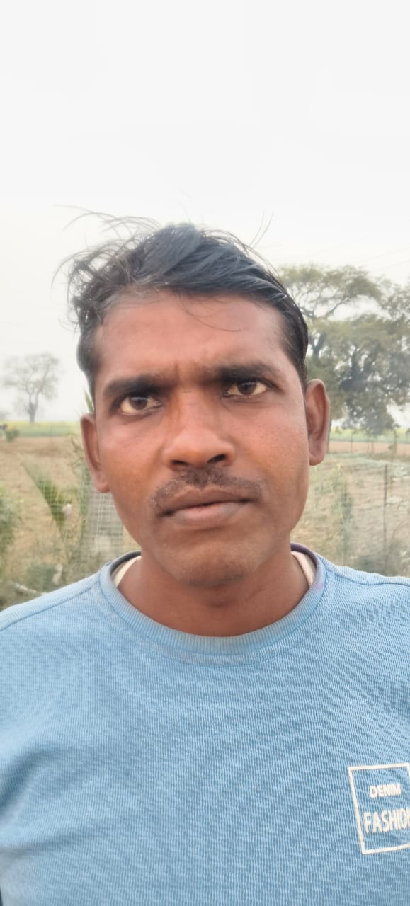 फोटो - 03 ऐरी रामपुरा में 20 दिन पहले बनी सड़क पर उखड़ी गिट्टी दिखाते ग्रामीण संत रामपाल व कल्य फोटो - 03 ऐरी रामपुरा में 20 दिन पहले बनी सड़क पर उखड़ी गिट्टी दिखाते ग्रामीण संत रामपाल व कल्य