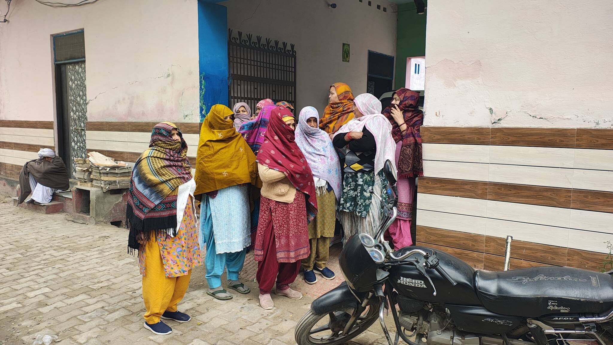 फोटो :21: सोनीपत के गांव राजपुर में सेवानिवृत्त एसआई की हत्या के बाद जांच करने पहुंचे एसीपी ऋषि