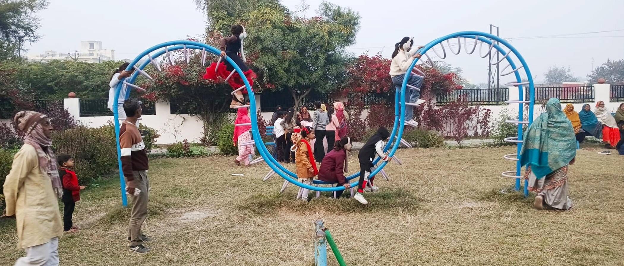 फोटो-23-तांबेश्वर मंदिर में शिव दर्शन को लाइन में लगे श्रद्धालु। संवाद फोटो-23-तांबेश्वर मंदिर में शिव दर्शन को लाइन में लगे श्रद्धालु। संवाद