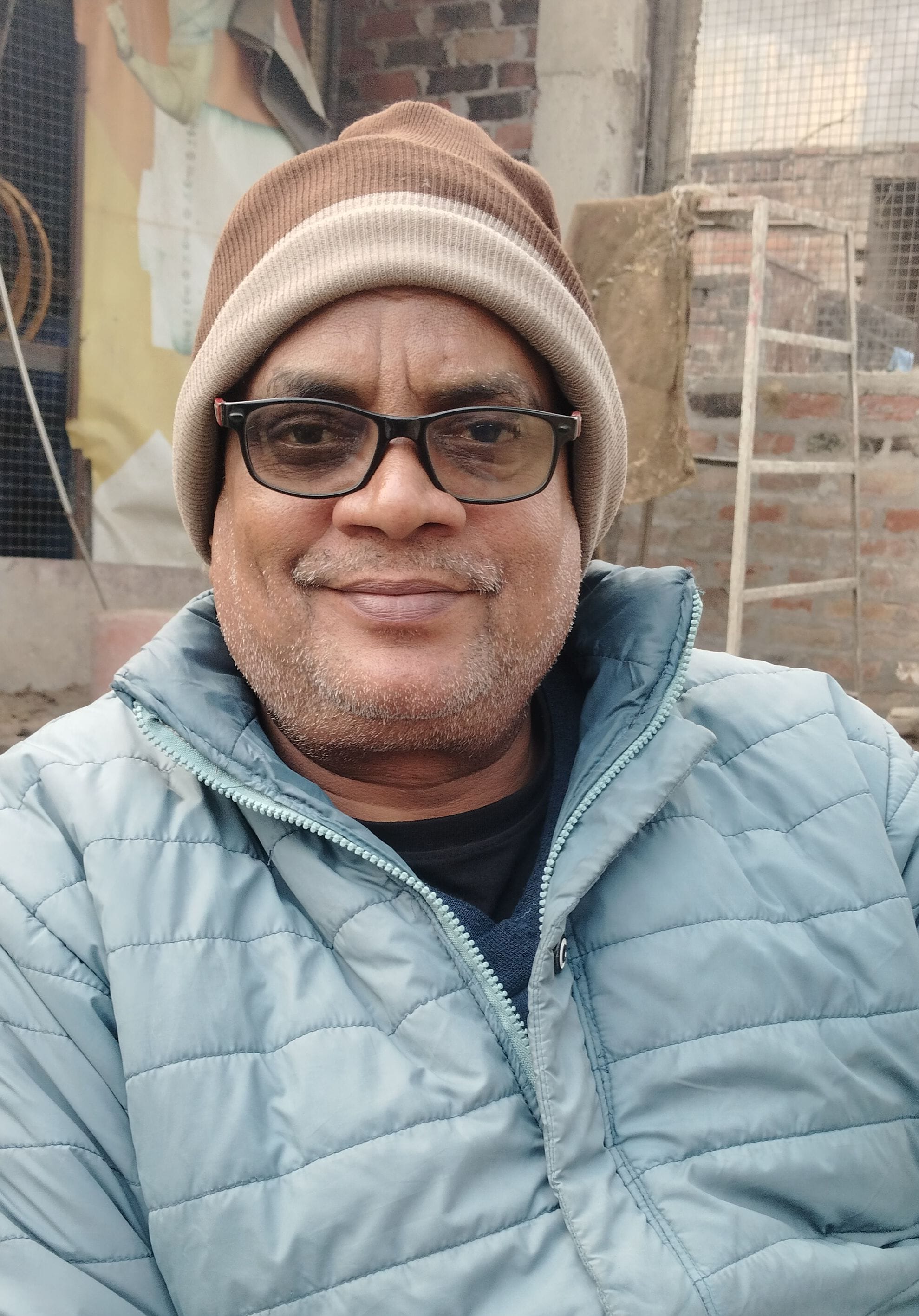 फोटो-29- सब स्टेशन के गेट के पास खड़े कर्मचारी। संवाद फोटो-29- सब स्टेशन के गेट के पास खड़े कर्मचारी। संवाद