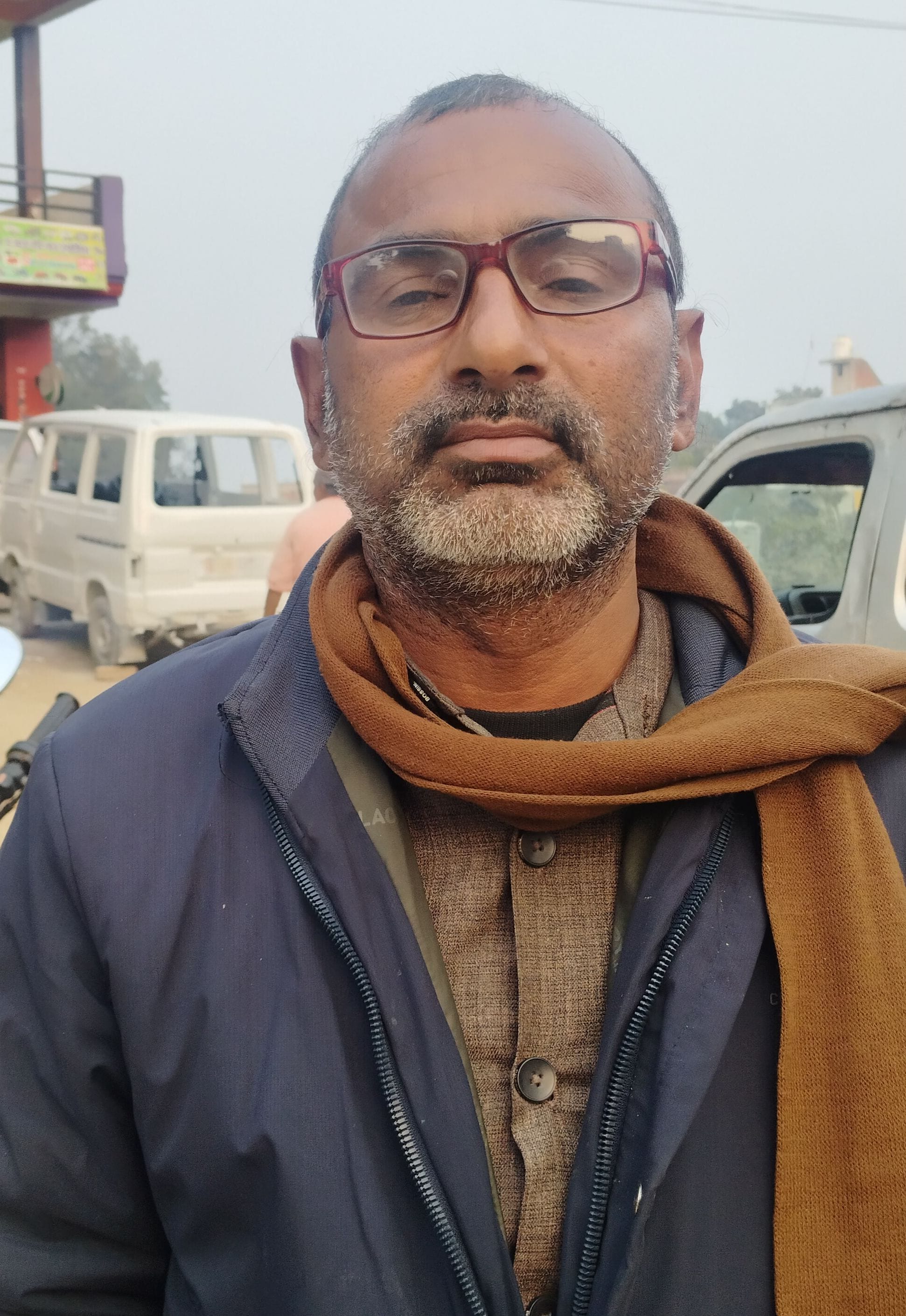 फोटो-29- सब स्टेशन के गेट के पास खड़े कर्मचारी। संवाद फोटो-29- सब स्टेशन के गेट के पास खड़े कर्मचारी। संवाद