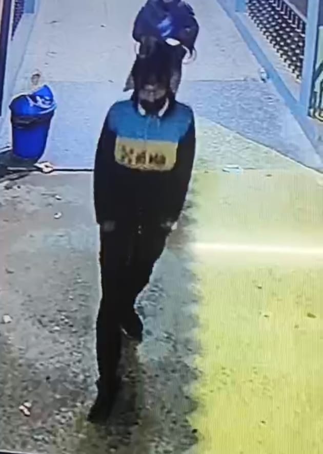 फोटो-42-जिला अस्पताल के सीसीटीवी में कैद टप्पेबाज। वीडियो ग्रैब