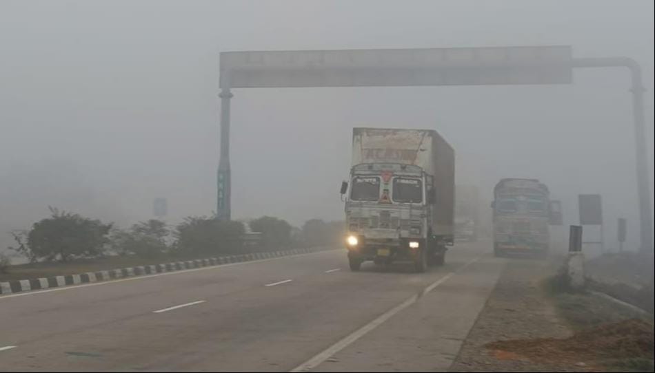 फोटो:19: आलू के खेत पर छाया घना कोहरा। संवाद