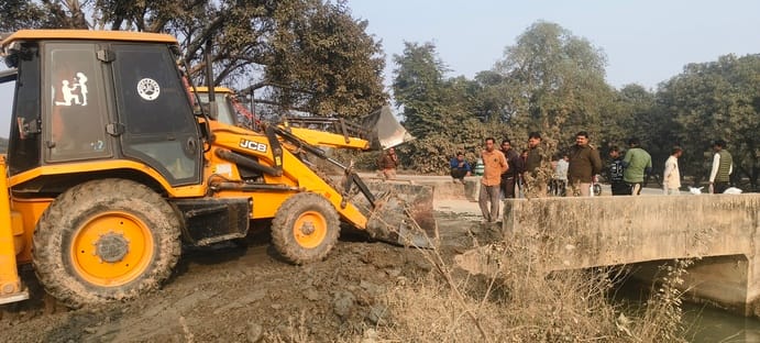 गुडंबा के पारा गांव में नहर पर बनी संकरी पुलिया पर नहीं है रेलिंग व घटनास्थल से कुछ दूरी पर स