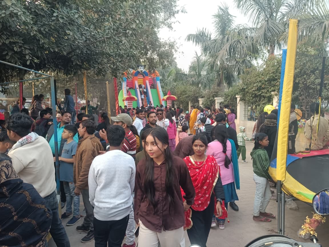 गोमती नदी पर उमड़े लोग। संवाद